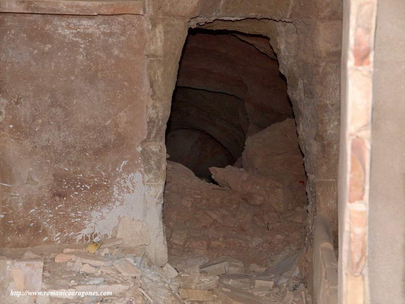 INTERIOR DE LA "CRIPTA". tUNEL EXCAVADO EN LA ROCA